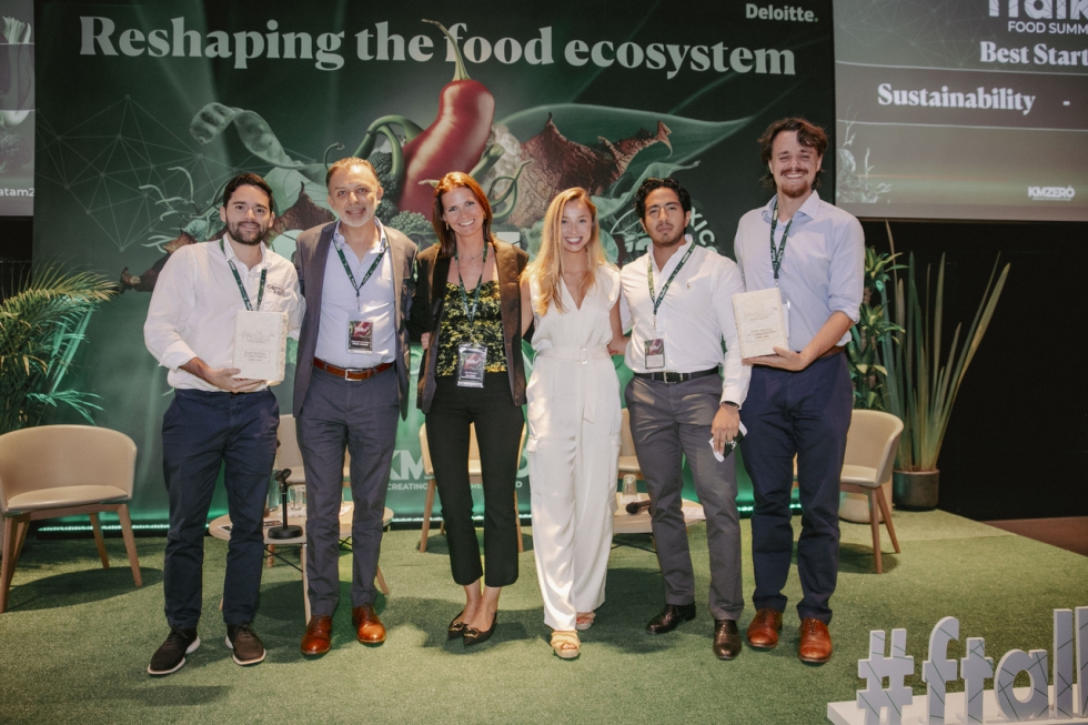 Representantes de KM ZERO, Santatera Capital y Grupo Arancia junto a las startups ganadoras del ftalks Food Summit LATAM...