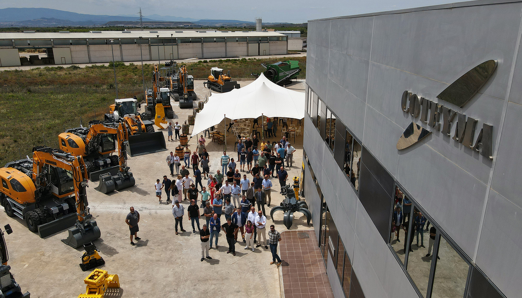 El acto de inauguracin oficial de las instalaciones de Viana cont con la asistencia de numerosos profesionales del sector...