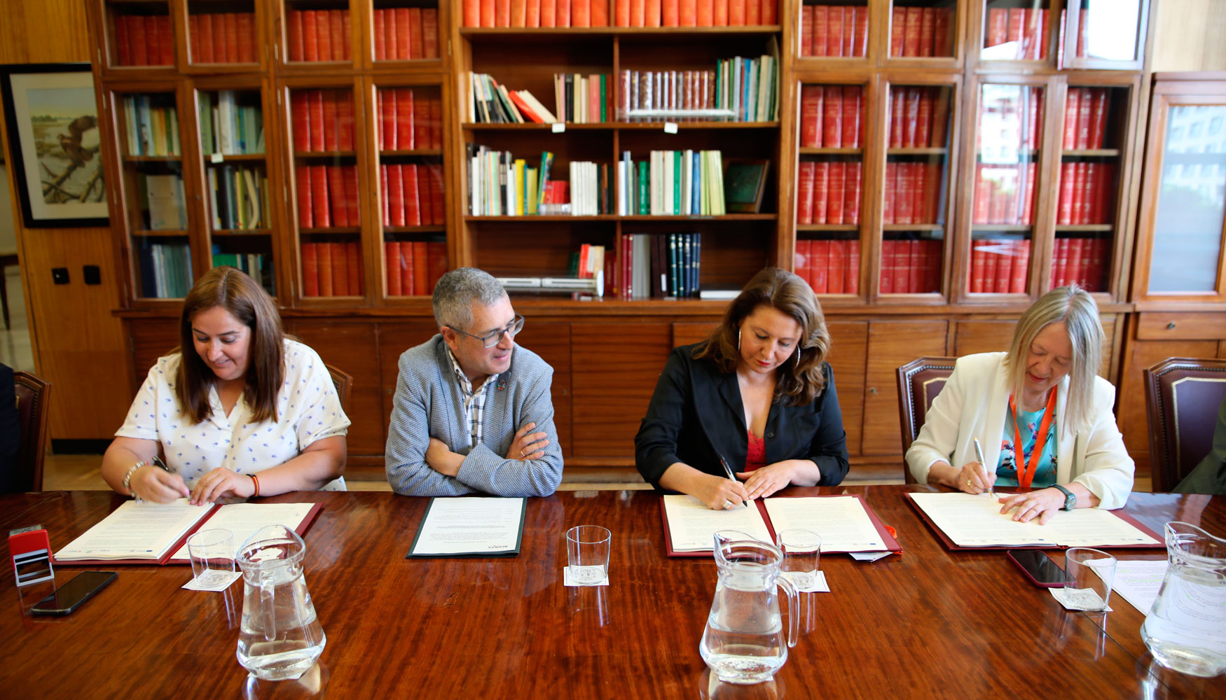El acuerdo fue suscrito por la presidenta ejecutiva de Acuaes, M� Rosa Cobo (a la derecha de la imagen); la consejera de Agricultura...