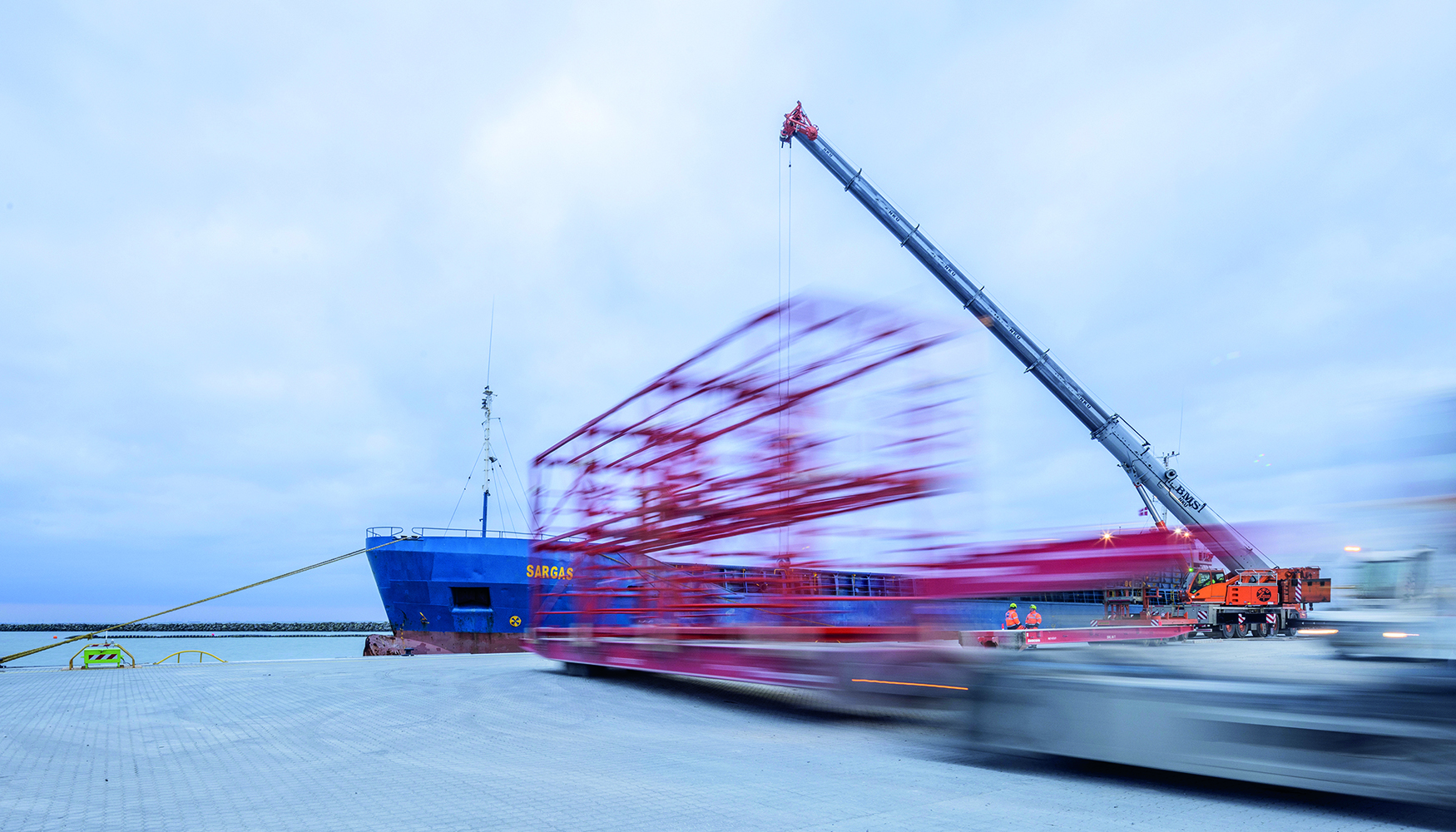 Para el transporte de las estructuras de encofrado se han utilizado doce barcos y m�s de 250 camiones
