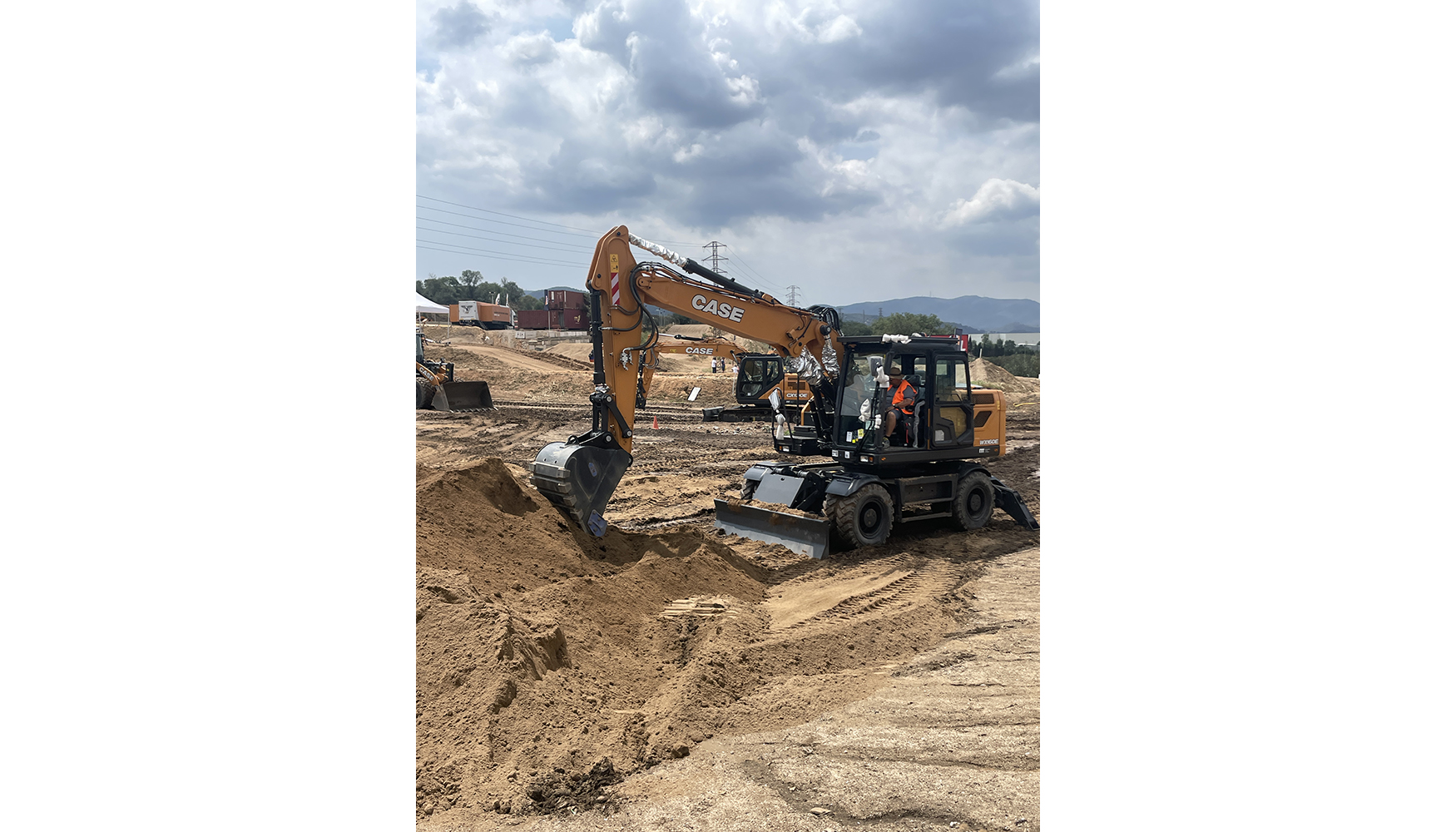 Durante la jornada, se pudieron ver los nuevos modelos de mini excavadoras elctricas, un prototipo de pala elctrica...