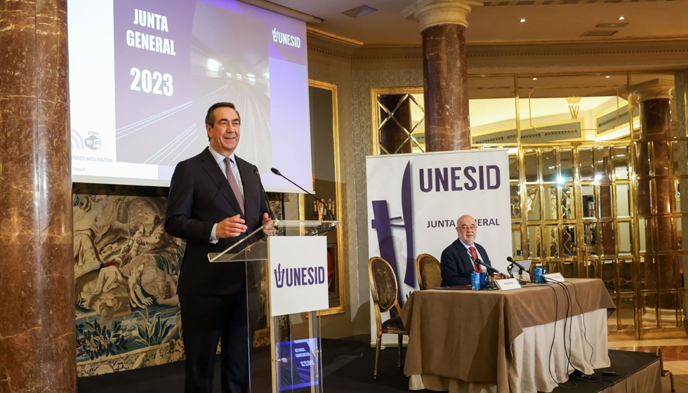 El presidente de Unesid, Bernardo Vel�zquez, durante su intervenci�n ante la 55 Junta General, y Andr�s Barcel� (sentado), director general...