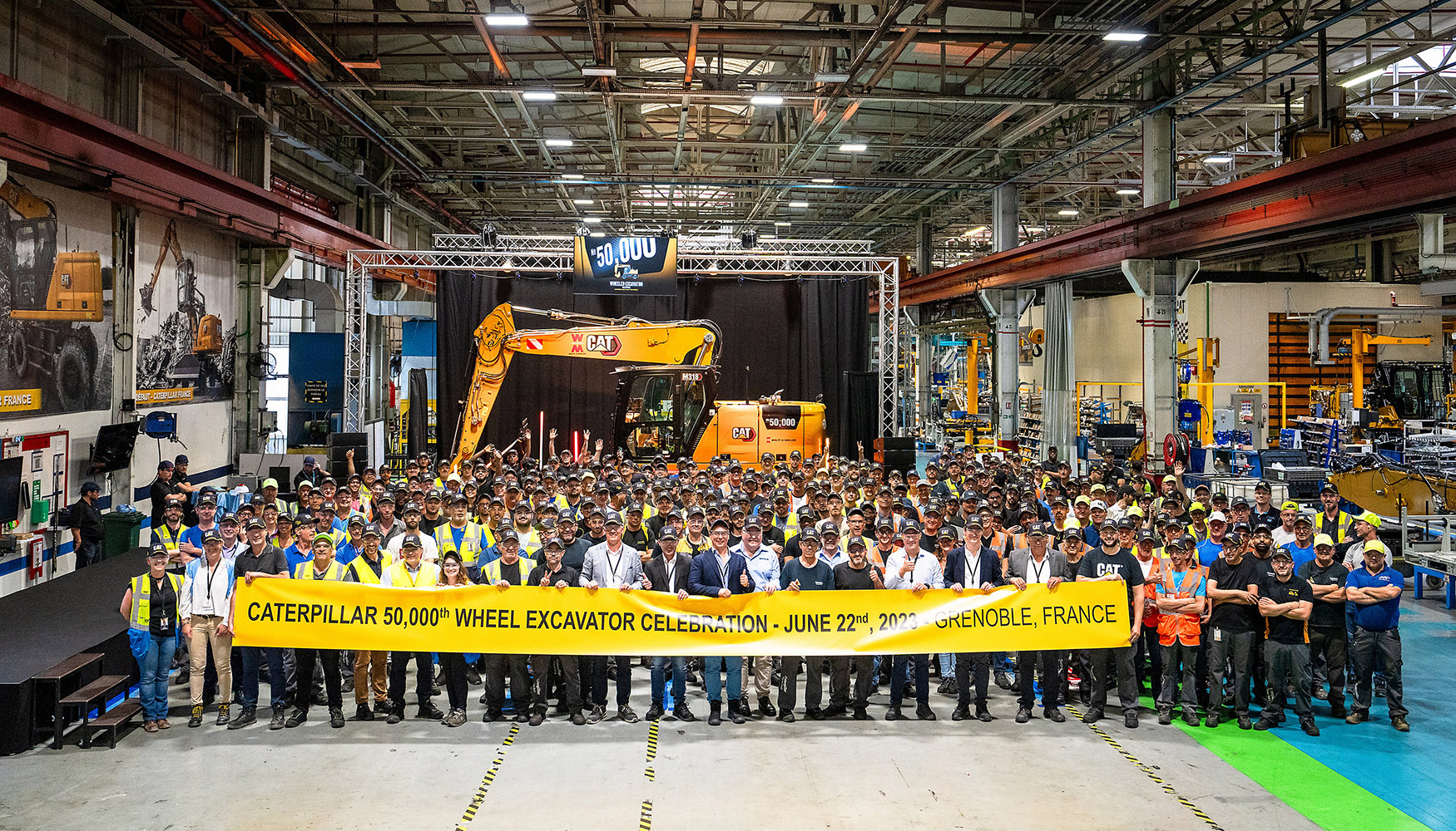 La planta de Caterpillar en Grenoble, Francia, celebra la produccin de la excavadora de ruedas Cat nmero 50.000