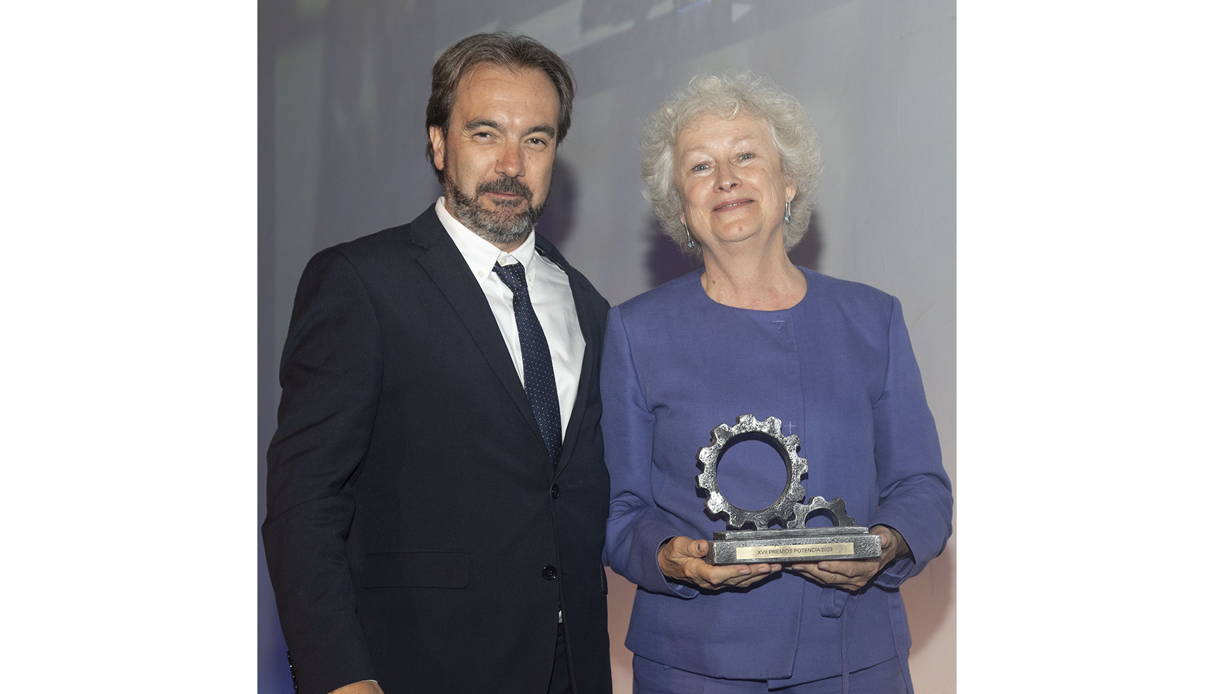 David Muoz, director del rea de Construccin e Infraestructuras de Interempresas, hizo entrega del Premio Honorfico a Brunhilde Rygiert...