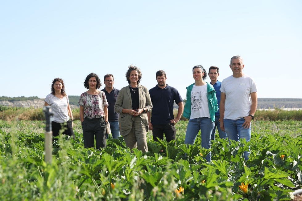Participantes en la visita institucional a la finca en manejo ecolgico de INTIA en Sartaguda