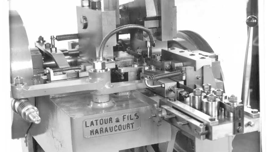 Justin Latour fund Latour et Fils en 1872, la empresa con la que desarroll mquinas curvadoras de alambres...