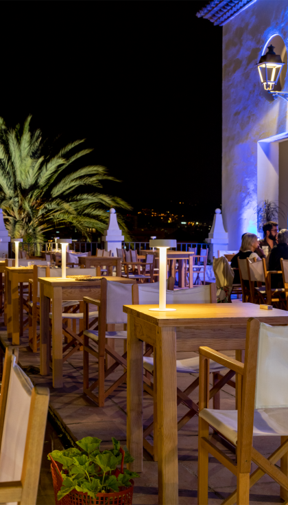 En la zona del restaurante se incluyen las nuevas luminarias port�tiles Orbit, dise�adas por Luca Turrini...