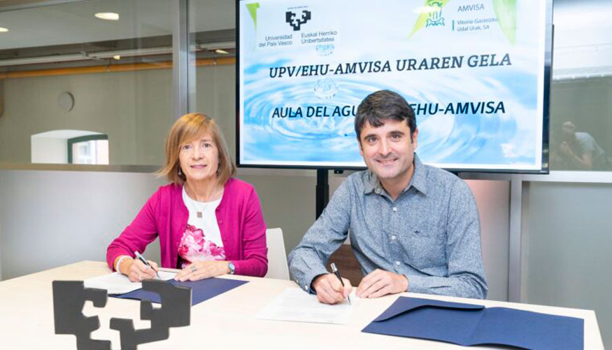 La vicerrectora del Campus de �lava de UPV, Manoli Igartua, y el gerente de Amvisa, Batxi Aranburu