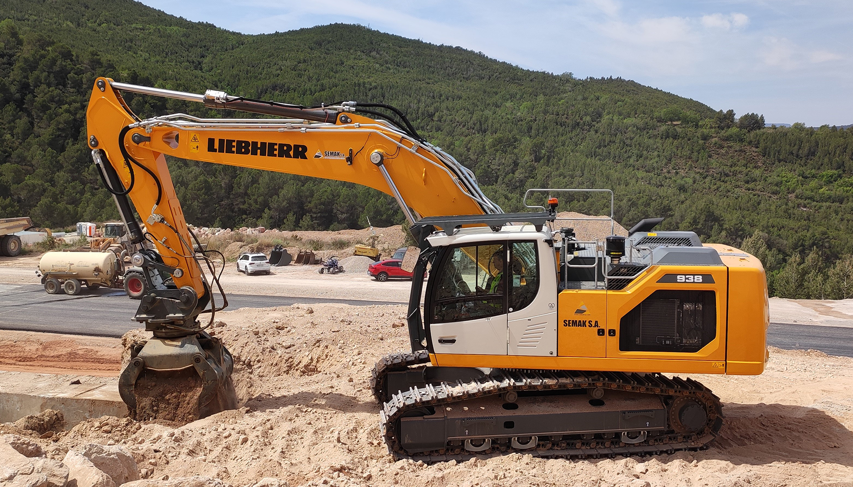 La excavadora de cadenas Liebherr R938 es uno de los equipos adquiridos por Semak