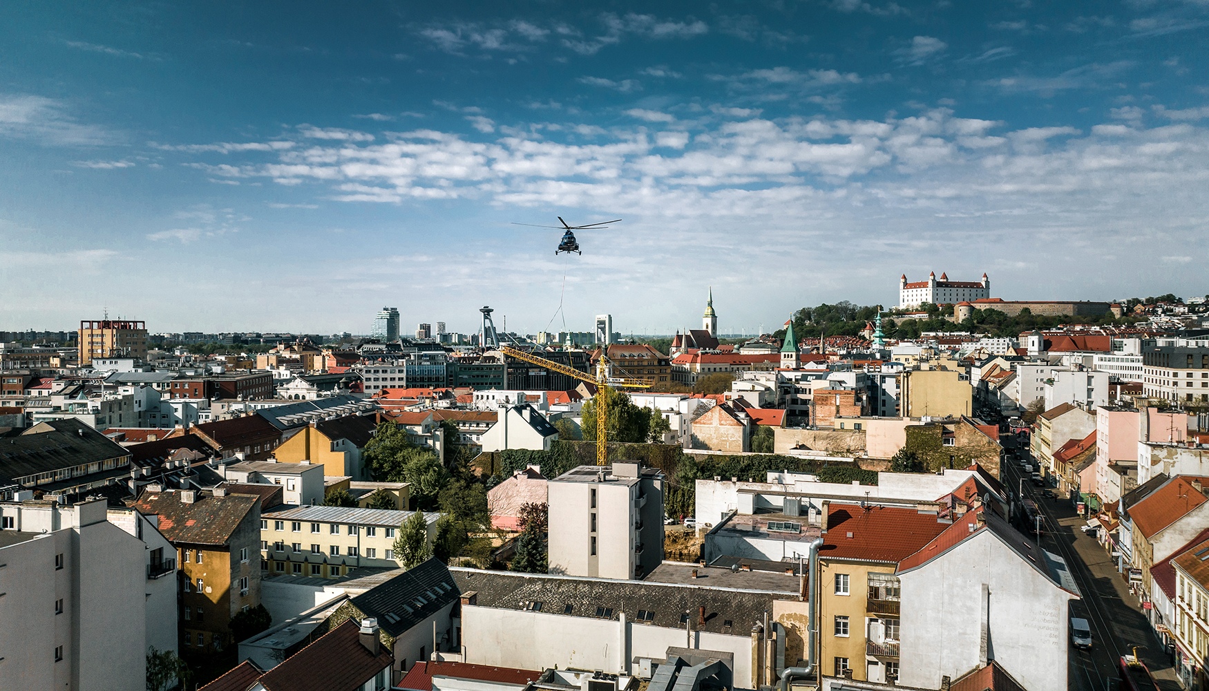 Un helicptero de Tech-Mont se ha utilizado para montar la gra Liebherr 40 LC en el centro de Bratislava