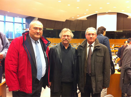 El presidente de AVA-Asaja, Cristbal Aguado, con Jos Bov y Benjamn Faul (Asaja) en el Parlamento Europeo