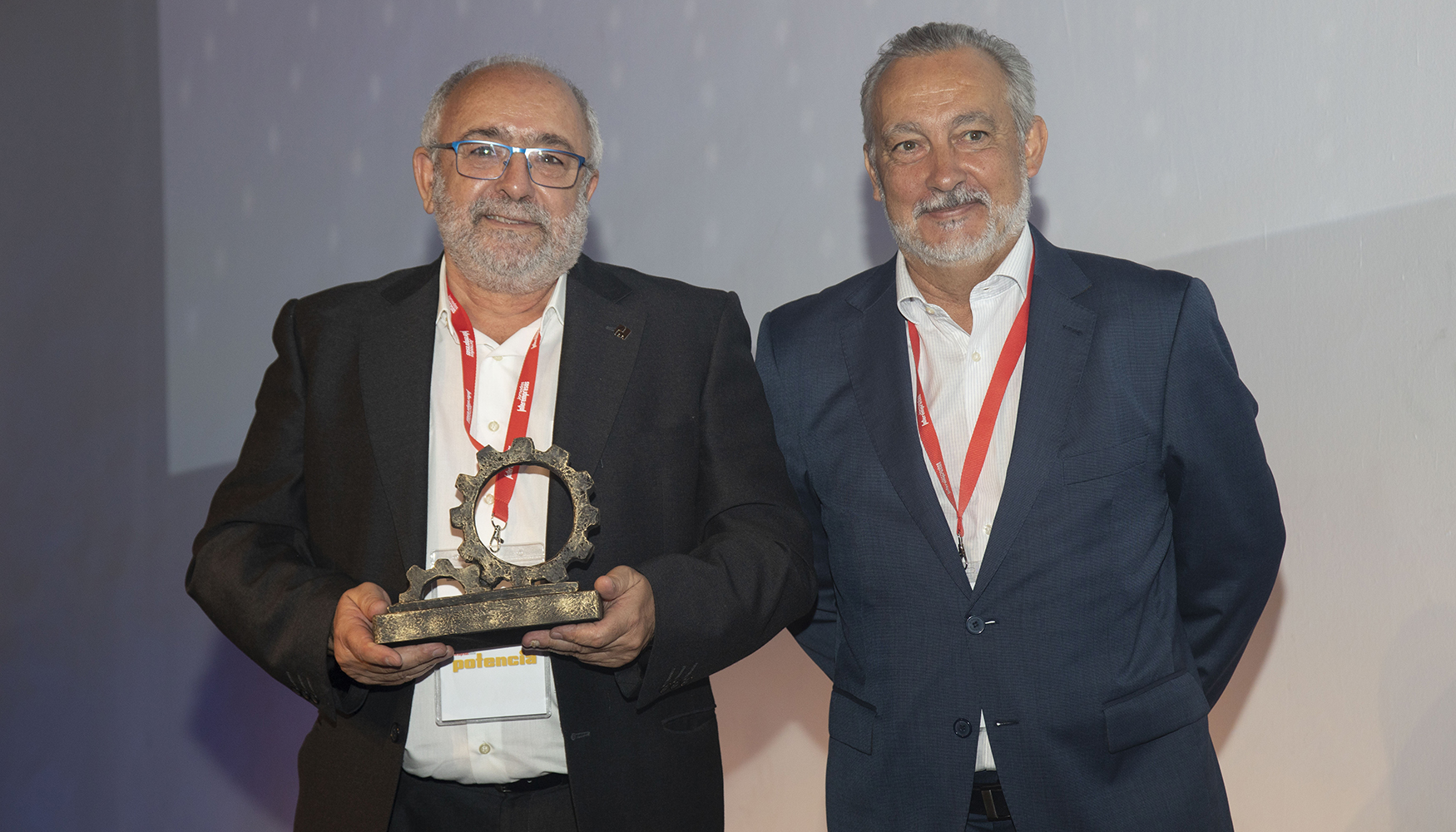 Julio Rodriguez, Head of Pneumatic Systems de Putzmeister Ibrica (izquierda), recoge el premio de manos de ngel Hernndez...