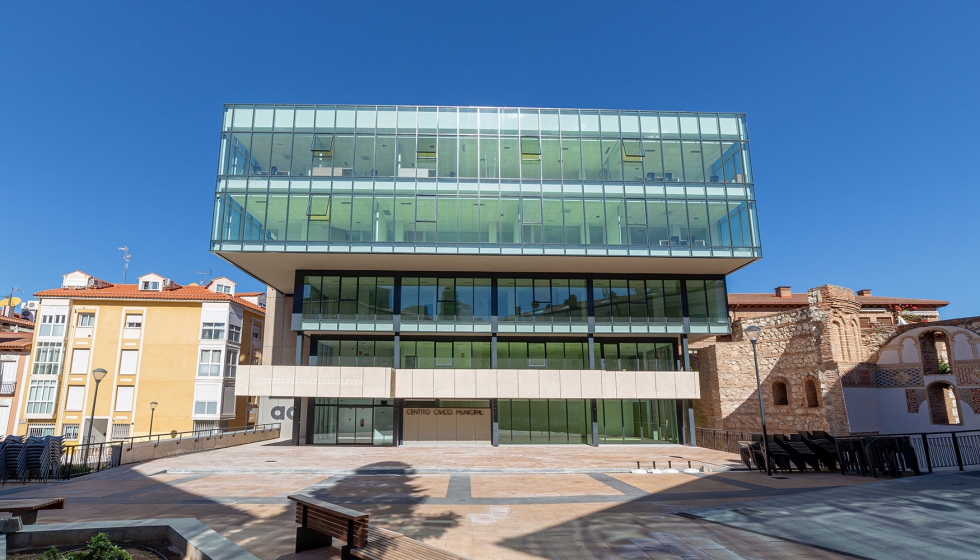 El conocido �edificio negro� de Guadalajara se ha actualizado para adaptarse al CTE, con actuaciones en el aislamiento t�rmico y ac�stico...