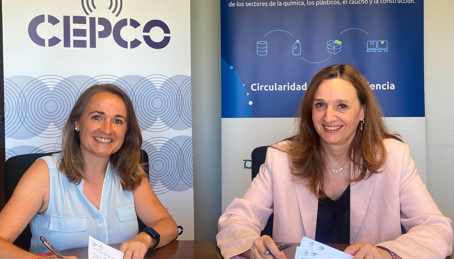 De izquierda a derecha, Mnica de la Cruz, vicepresidenta de Cepco, e Isabel Goyena, directora de Envalora