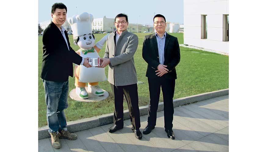 Lu Peng (izquierda), director de proyectos de Tianjin FengYu, Wan Pinlei (centro)...