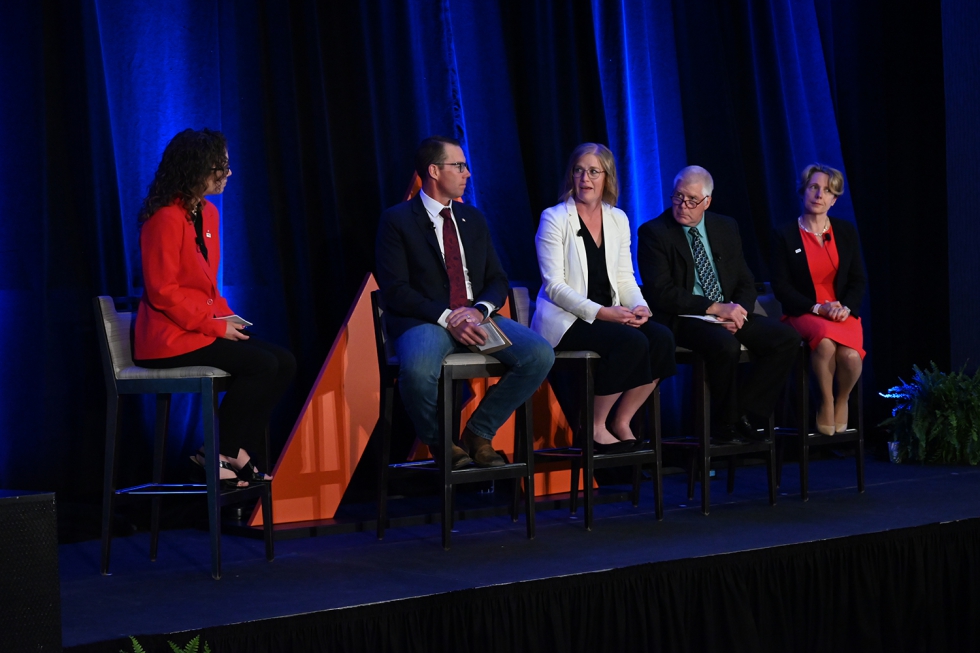 Un momento de la mesa redonda moderada por Kayla Price, responsable tcnica de Alltech Canad, con la participacin de John Barlow...