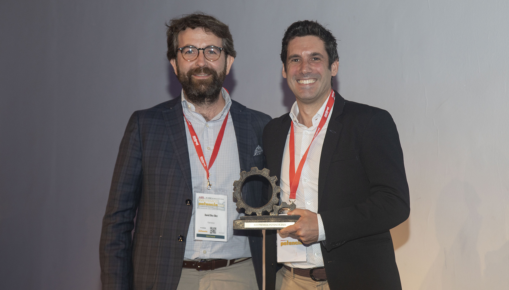 Juan Ignacio Perona, director comercial nacional de Himoinsa (derecha), recoge el Premio Potencia de manos de David Dez...