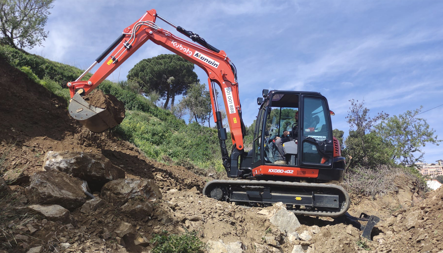 Miniexcavadora Kubota de 8 toneladas alquilada por Manain