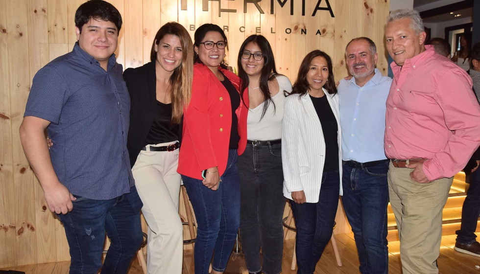 Equipo de Thermia Barcelona en Per, junto a Esther Blasi, segunda por la izquierda, responsable de marketing de la firma...