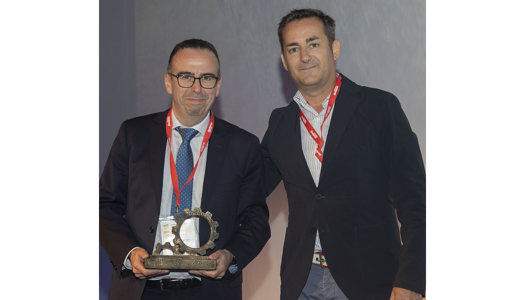 Juan Arroyo, director gerente de Herrenknecht Ibrica (izquierda) recoge el Premio Potencia de manos de Jorge Cuartero, director gerente de Anmopyc...
