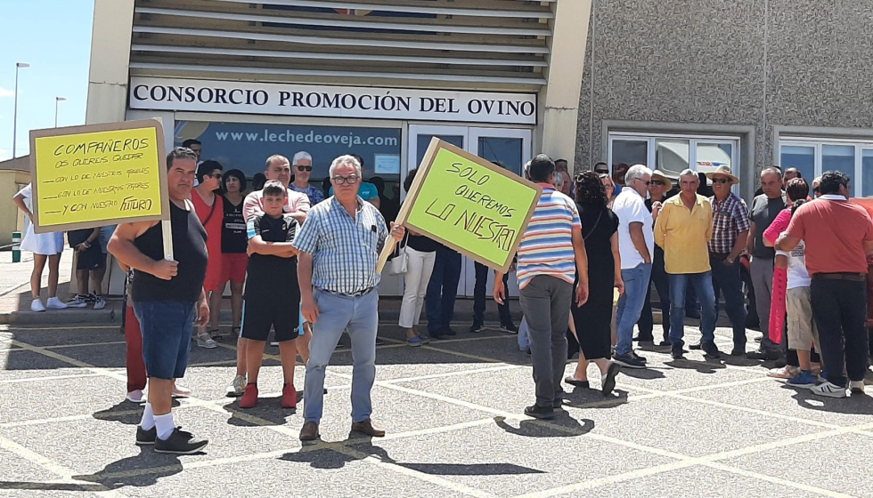 Ganaderos que formarn la nueva cooperativa Ovino Las Avutardas, formalizando su baja del Consorcio de Promocin del Ovino...