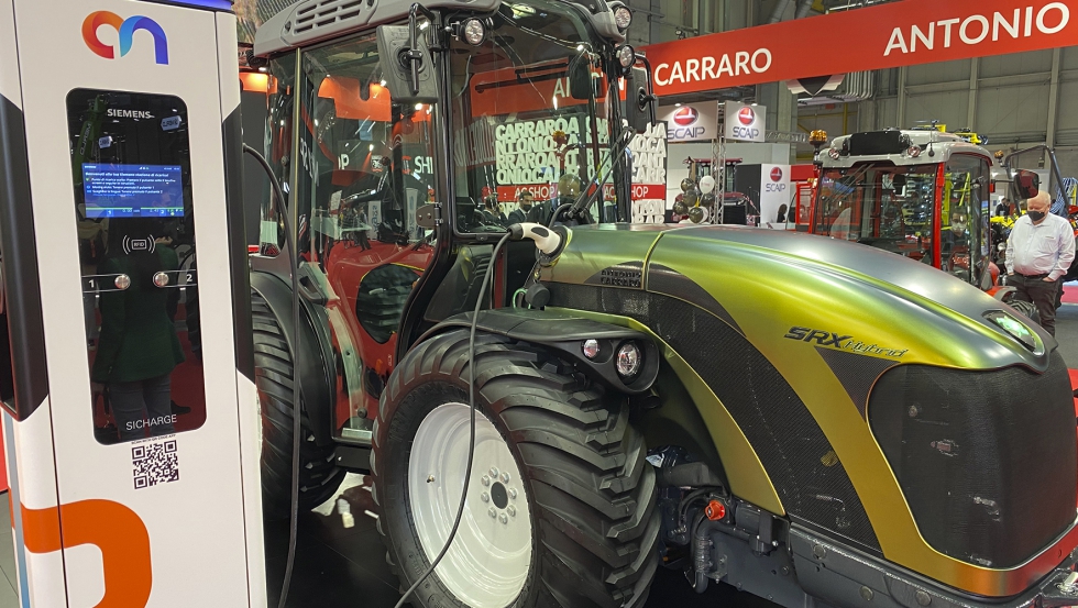 Trator Antonio Carraro SRX Hybrid no ponto de carregamento On Charge