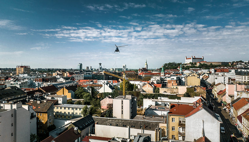 Para erguer a grua Liebherr 40 LC no centro de Bratislava, foi utilizado um helicptero da Tech-Mont
