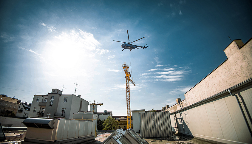 A impressionante montagem por helicptero demorou um total de dois dias