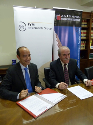 Momento de la firma del acuerdo entre ANfhARQ y FYM