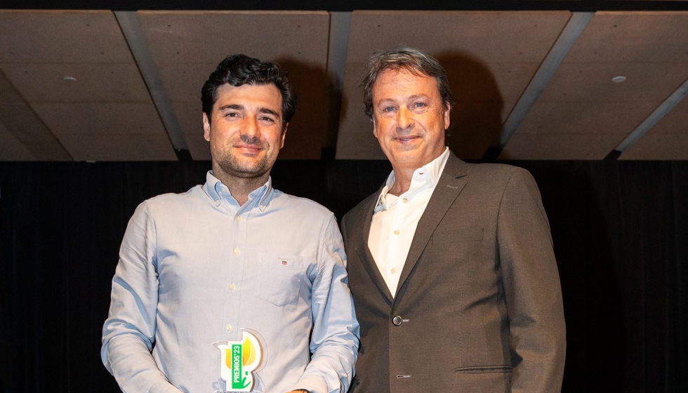 Vicente Calduch, CEO de Laboratorios Calduch, recogiendo el premio