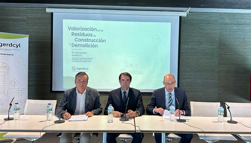 El consejero de Medio Ambiente, Vivienda y Ordenacin del Territorio de Castilla y Len, Juan Carlos Surez-Quiones, en el centro de la imagen...