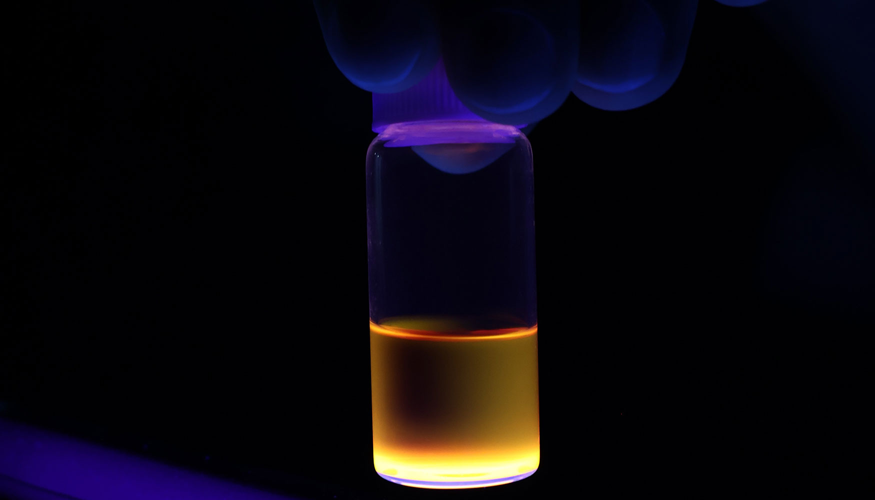 El nuevo material descubierto por CSIC iluminado con luz ultravioleta