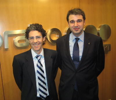 Roger Pallarols, concejal de Comercio del Ayuntamiento de Barcelona, junto a Alberto Ojinaga, director general de Caprabo...