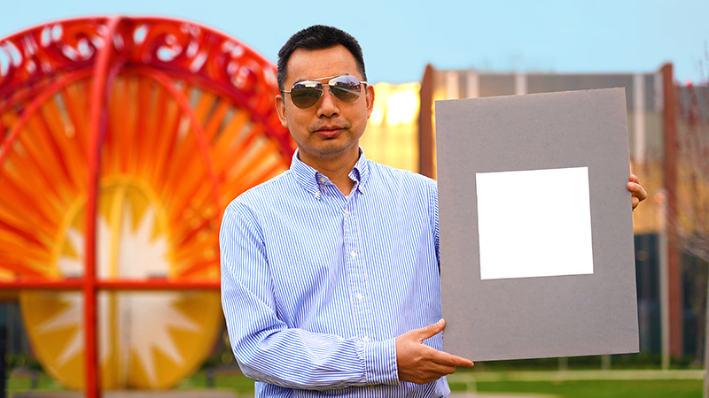 Xiulin Ruan sostiene una muestra de la pintura m�s blanca registrada. (Foto: Universidad de Purdue/Jared Pike)