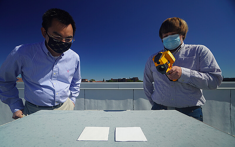 Los investigadores de Purdue Xiulin Ruan (izquierda) y Joseph Peoples usan una cmara infrarroja para comparar el rendimiento de enfriamiento de...
