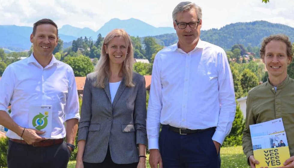 Axel von Wiedersperg, director general del Grupo Brckner, con los responsables de sostenibilidad de la planta de Siegsdorf...