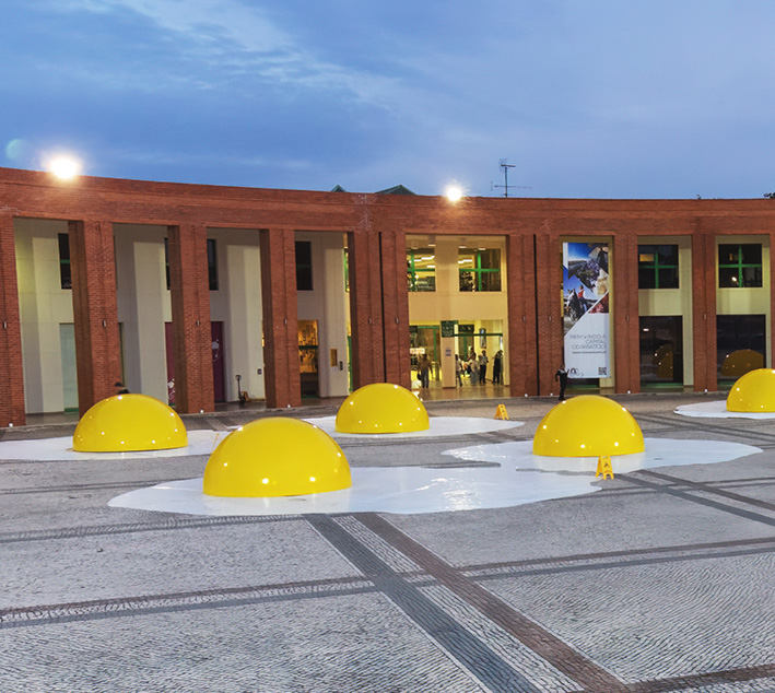 Na entrada do recinto, Eggcident assinala o tema da FNA23
