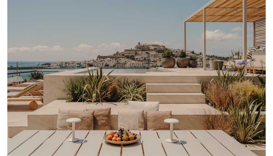 Detalle de la terraza de la Gran Suite Dalt Vila del Ibiza Gran Hotel, que ofrece unas impresionantes vistas a La Marina...