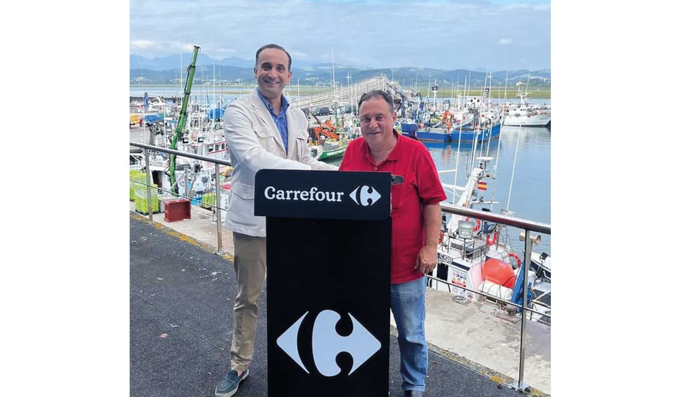 Firma del acuerdo entre Carrefour y la cofrada cntabra Nuestra Seora del Puerto de Santoa