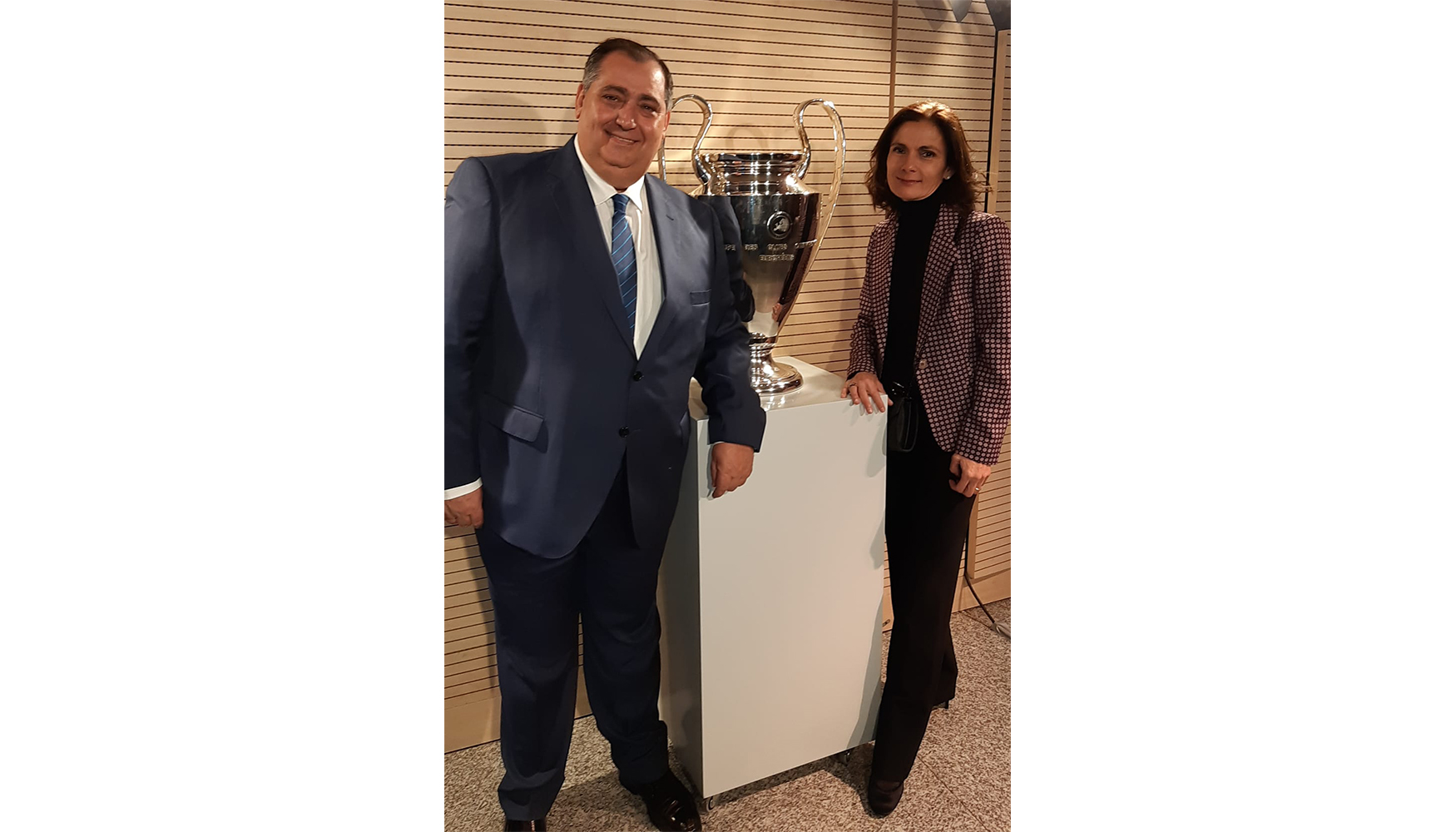 Antonio, acompaado de Cristina Bartolom, junto a una de las ltimas Copa de Europa ganada por el Real Madrid, una de sus grandes pasiones...