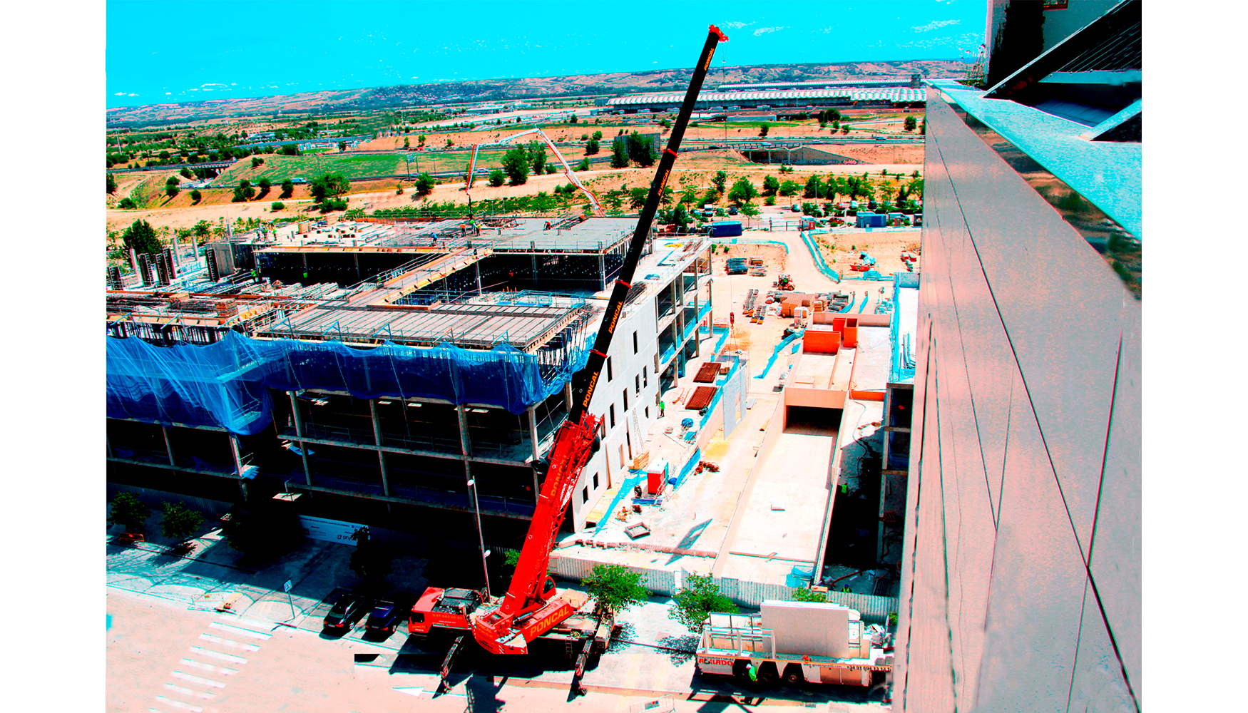 La gra mvil Liebherr LTM 1130-5.1 de Gras Poncal trabaja en la construccin de un nuevo hospital en el barrio de Valdebebas, en Madrid...