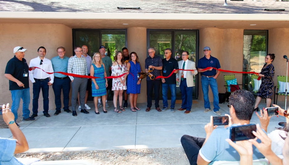Corte de cinta en la inauguracin de la primera casa impresa en 3D de California, con representantes de Emergent, AccessHome, la ciudad de Redding...