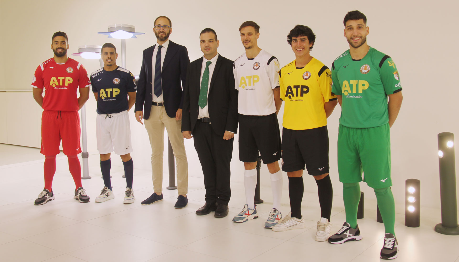 En el centro, Guillermo Redrado, vicepresidente de ATP Iluminacin, y Ramn Lzaro, propietario del club...