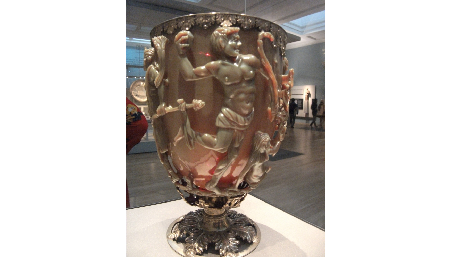 La copa de Licurgo, diatreta romana del siglo IV, toma un tono rub cuando es iluminada desde atrs y verde cuando se ilumina frontalmente...