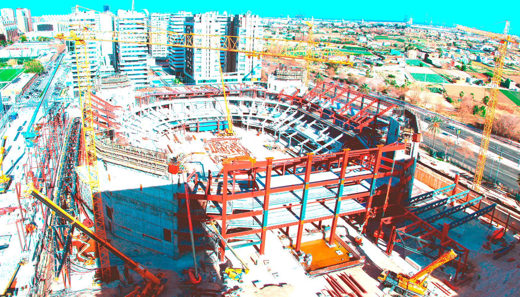 Cuatro gras torre Liebherr 100 LC de Grupo Saceda trabajan en el montaje del estadio de baloncesto Roig Arena, en Valencia...