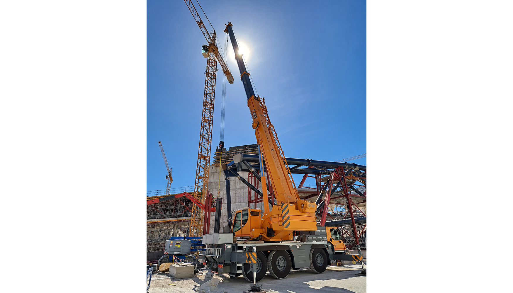 Gras Rigar participa en la construccin del estadio Roig Arena con los siguientes modelos de gras Liebherr: LTM 1650-8.1, LTM 1500-8.1, LTM 1350-6...