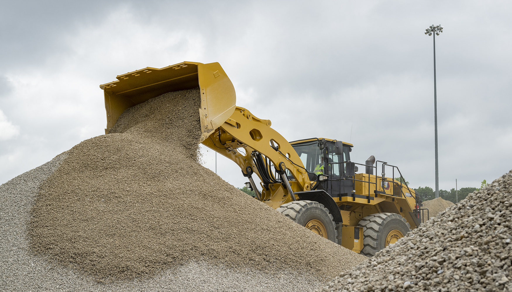 La Cat 988 GC ofrece una productividad de 670 toneladas/hora en aplicaciones de carga de roca granallada