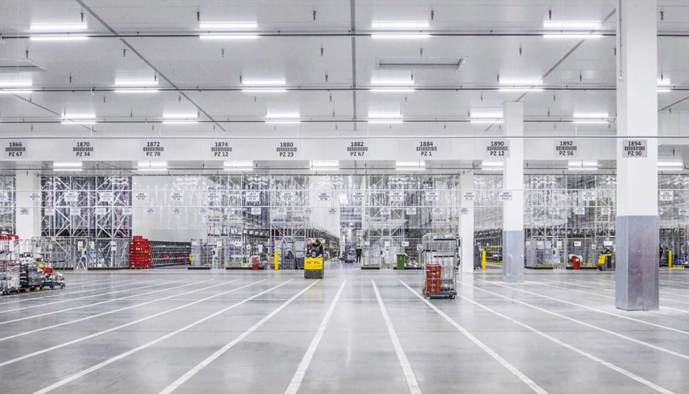 Con el firme compromiso de reducir el impacto medioambiental, Rewe ha apostado por los sistemas de iluminaci�n de Trilux como E-Line Next LED...