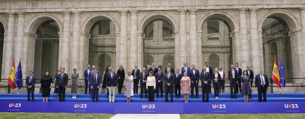 Foto de familia de los ministros de Medio Ambiente y Energa de la Unin Europea...