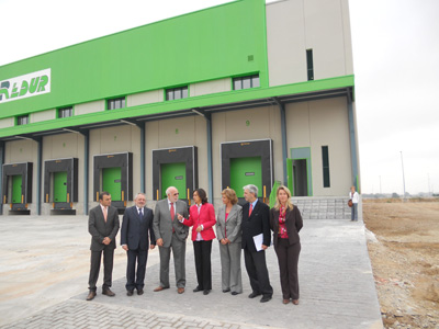 ngel Lozano, presidente de Redur (tercero por la izquierda), durante su visita a las nuevas instalaciones de la compaa en Crdoba...